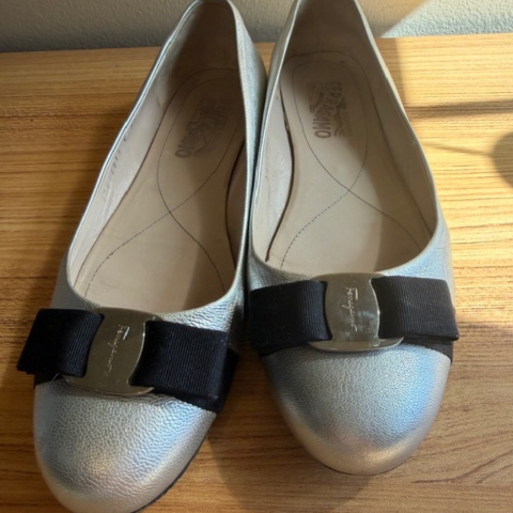Ferragamo Varina Ballet Flats Silver Leather Vara Bow Size 8